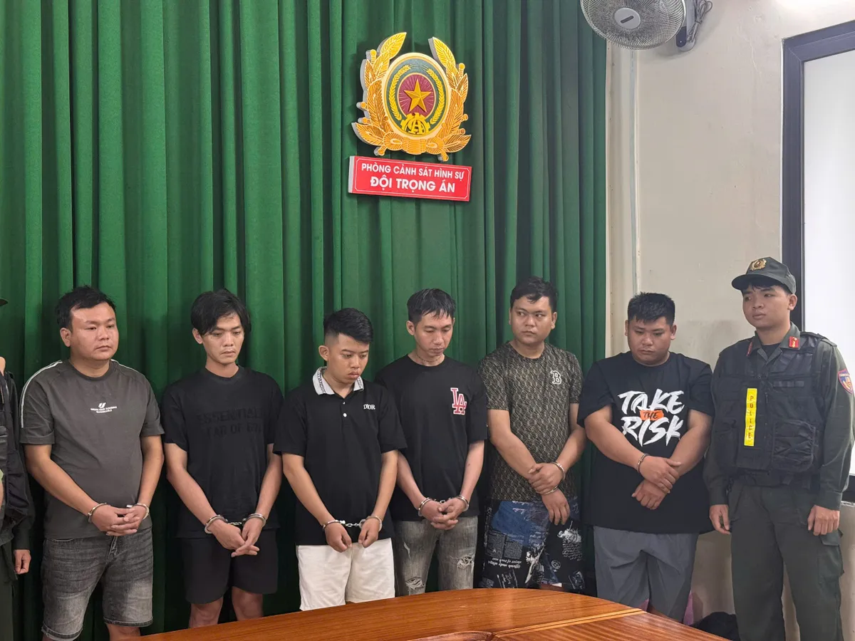 Video: Dùng rìu đập tủ kính cướp vàng, 6 đối tượng sa lưới - Ảnh 1.