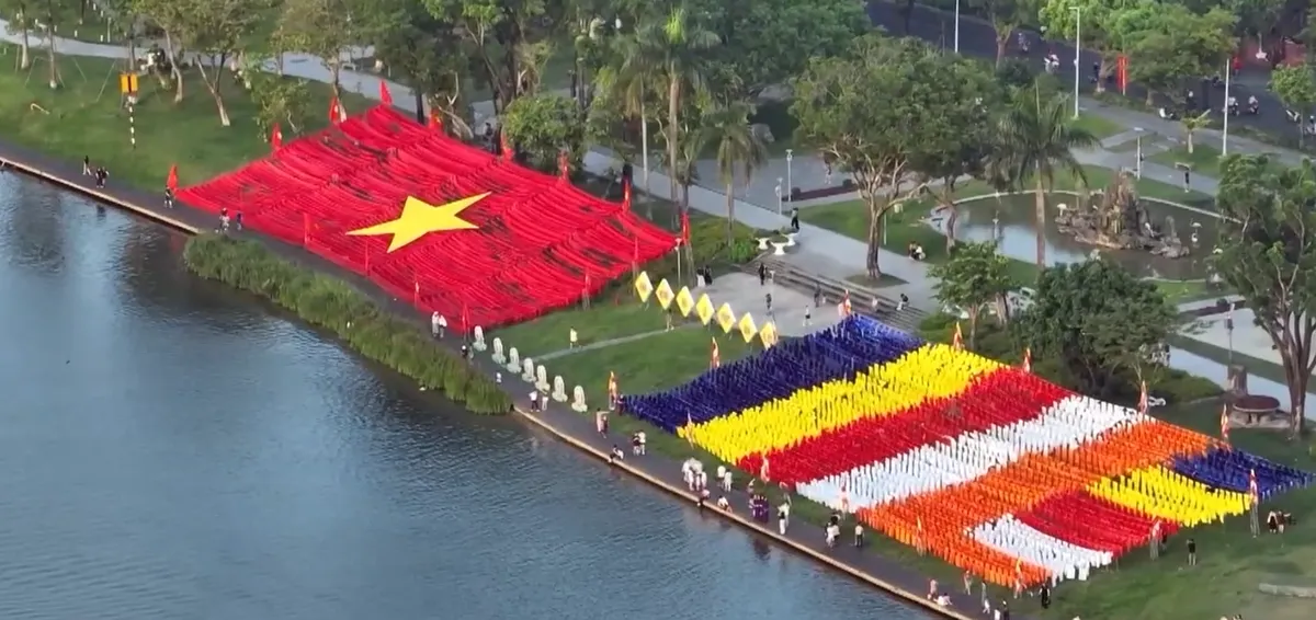 Đại lễ Phật Đản tại Cố đô Huế: Khi giá trị tâm linh hòa quyện cùng bản sắc văn hóa- Ảnh 1. Đại lễ Phật Đản tại Cố đô Huế: Khi giá trị tâm linh hòa quyện cùng bản sắc văn hóa- Ảnh 1.