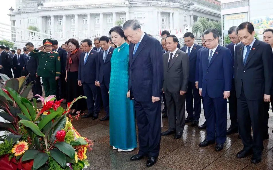 Tổng Bí thư, Chủ tịch nước Tô Lâm và Phu nhân cùng đoàn đại biểu cấp cao Việt Nam đã tới dâng hoa tưởng niệm Chủ tịch Hồ Chí Minh tại tượng và bia tưởng niệm Chủ tịch Hồ Chí Minh trong khuôn viên Bảo tàng Văn minh châu Á, Singapore. Ảnh: TTXVN