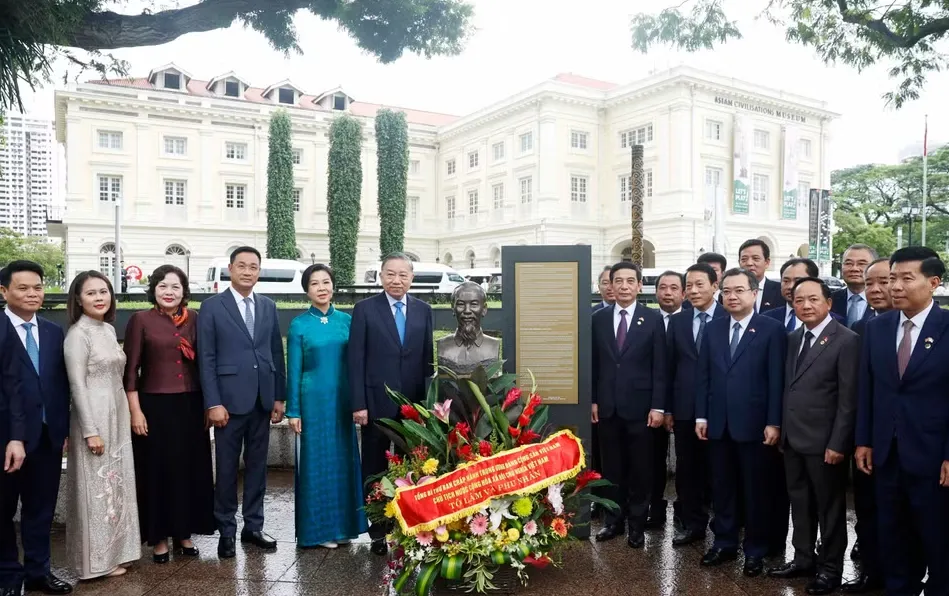 Tổng B&iacute; thư, Chủ tịch nước T&ocirc; L&acirc;m d&acirc;ng hoa tưởng niệm Chủ tịch Hồ Ch&iacute; Minh tại Singapore - Ảnh 2.