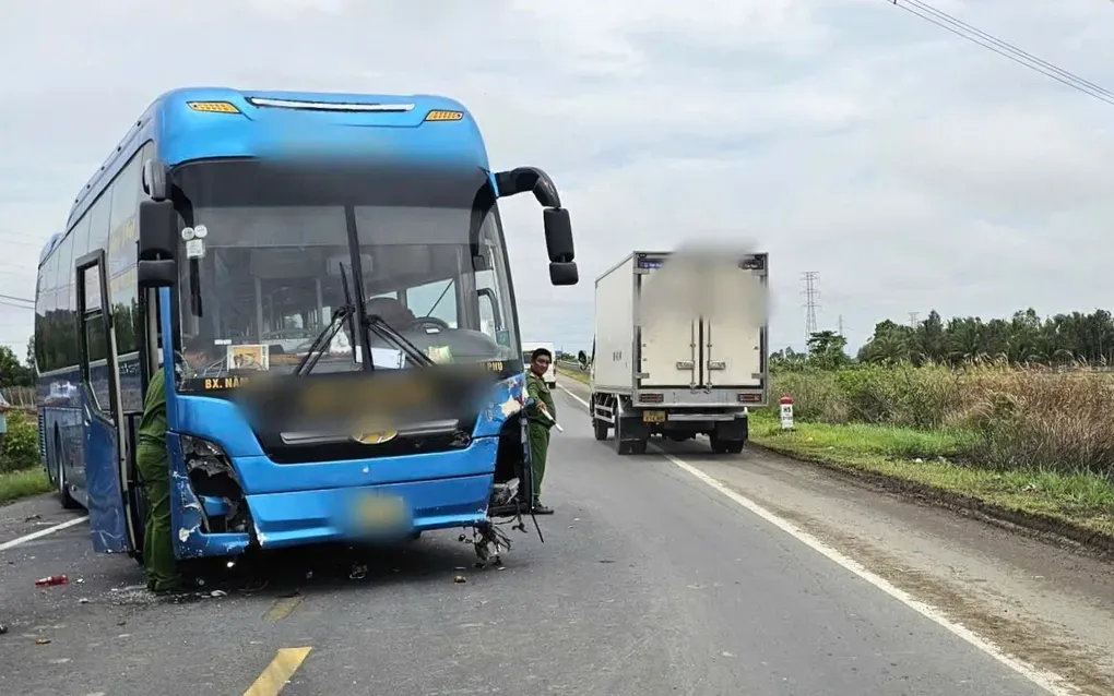 Chiếc xe khách có liên quan đến vụ tai nạn. Ảnh: DT