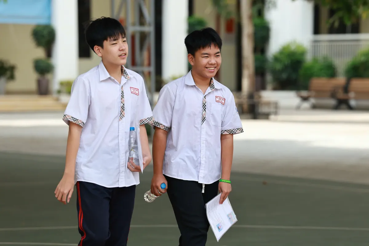 Thi lớp 10 H&agrave; Nội: Đề Tiếng Anh vừa sức, kh&ocirc;ng đ&aacute;nh đố th&iacute; sinh - Ảnh 1.