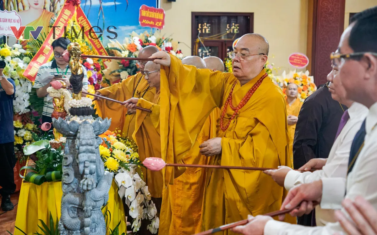 Hòa thượng Thích Thanh Nhiễu, Phó Chủ tịch Thường trực Hội đồng Trị sự GHPGVN thực hiện nghi thức dâng hương, tắm Phật. (ảnh: Phùng Anh)