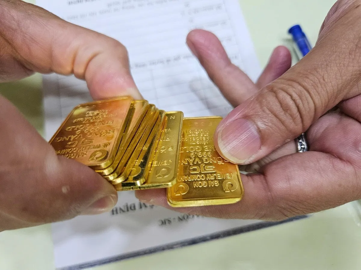 Giá vàng giảm mạnh trong tháng 5, người mua lỗ tới 10 triệu đồng/lượng- Ảnh 1. Giá vàng giảm mạnh trong tháng 5, người mua lỗ tới 10 triệu đồng/lượng- Ảnh 1.