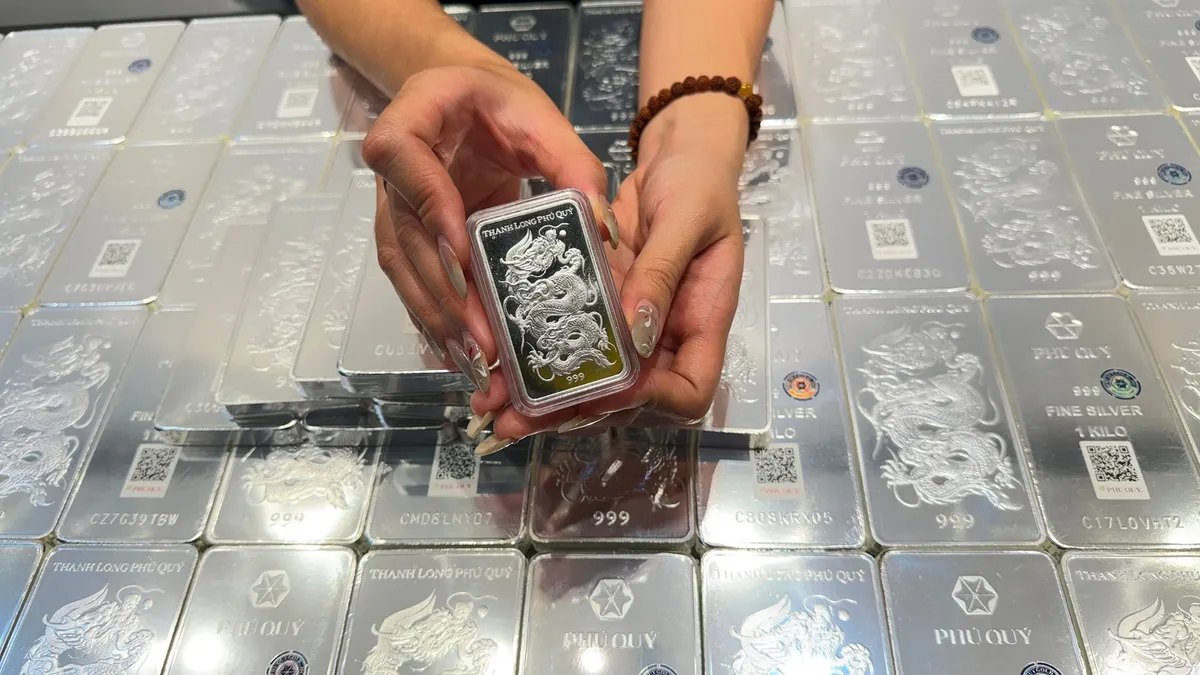 Quỹ SLV b&aacute;n r&ograve;ng gần 100 tấn bạc, thị trường kim loại qu&yacute; chịu &aacute;p lực giảm k&eacute;o d&agrave;i- Ảnh 1.