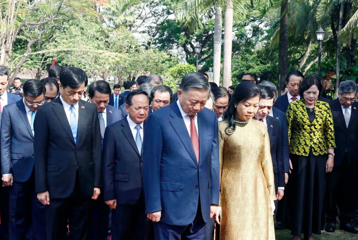 Tổng B&iacute; thư, Chủ tịch nước T&ocirc; L&acirc;m d&acirc;ng hoa tưởng niệm Chủ tịch Hồ Ch&iacute; Minh tại Manila- Ảnh 2.