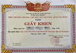 Cảnh báo nguy cơ lộ dữ liệu trẻ em từ việc chia sẻ giấy khen, bảng điểm lên mạng xã hội- Ảnh 1. Cảnh báo nguy cơ lộ dữ liệu trẻ em từ việc chia sẻ giấy khen, bảng điểm lên mạng xã hội- Ảnh 1.