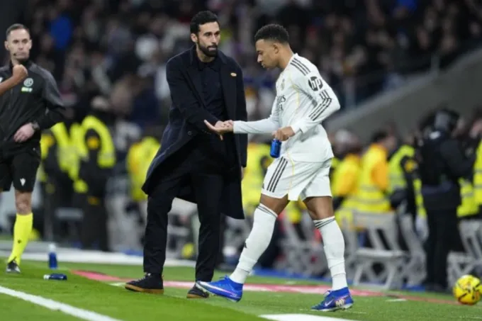 Ivan Helguera: Klopp phù hợp với Real Madrid hơn Mourinho- Ảnh 1. Ivan Helguera: Klopp phù hợp với Real Madrid hơn Mourinho- Ảnh 1.