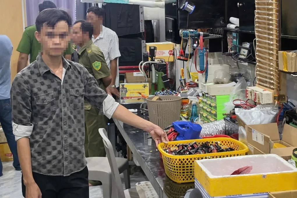 An Giang triệt ph&aacute; cơ sở sản xuất h&agrave;ng ngh&igrave;n bộ k&iacute;ch điện đ&aacute;nh bắt thủy sản tr&aacute;i ph&eacute;p- Ảnh 1.