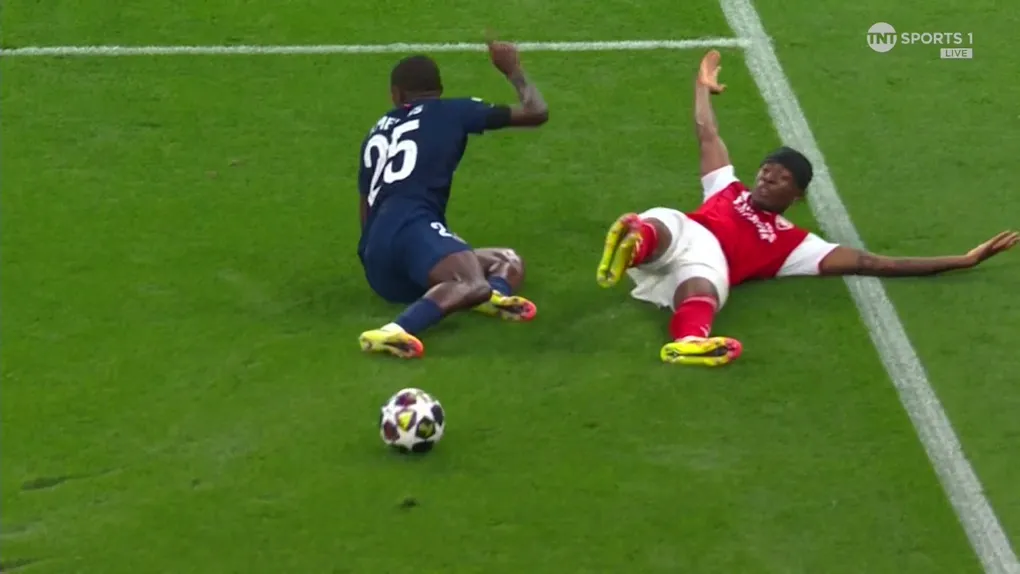 Arsenal bức xúc vì tình huống không được thổi phạt đền trong trận thua PSG ở chung kết Champions League- Ảnh 1. Arsenal bức xúc vì tình huống không được thổi phạt đền trong trận thua PSG ở chung kết Champions League- Ảnh 1.