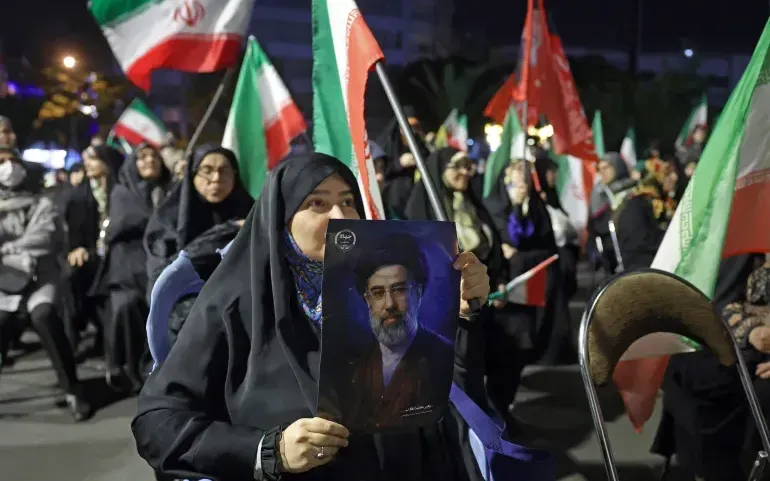 Một phụ nữ cầm ảnh Lãnh tụ tối cao Iran Mojtaba Khamenei trong cuộc biểu tình phản đối Mỹ và Israel tại Tehran ngày 29/5/2026. (Ảnh: AFP)