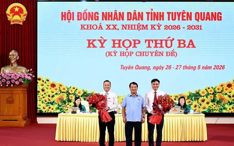 Đồng chí Bí thư Tỉnh ủy Tuyên Quang Hầu A Lềnh tặng hoa chúc mừng 2 đồng chí Phó Chủ tịch UBND tỉnh Tuyên Quang Đỗ Anh Tuấn và Đỗ Hùng Đức.