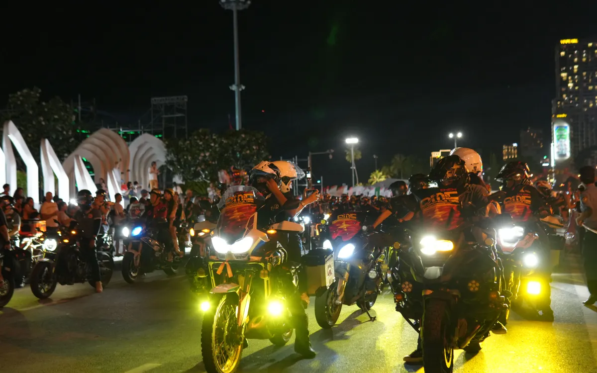 Hơn 1.000 biker cùng hàng trăm mô tô phân khối lớn khuấy động Nha Trang trong màn diễu hành đêm lần đầu tiên tại Việt Nam.