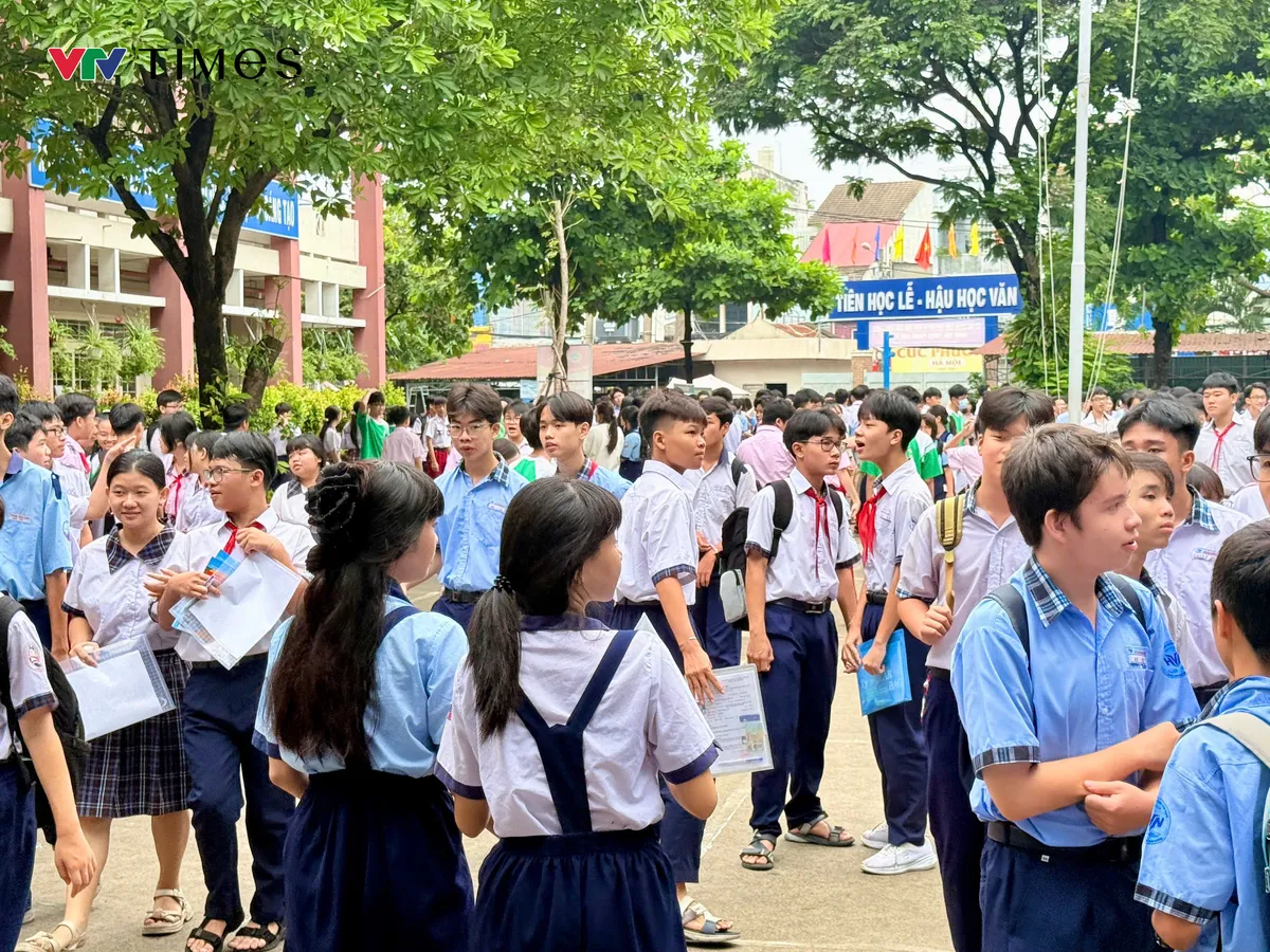 Sáng nay (1/6), hơn 151.000 thí sinh TP Hồ Chí Minh thi môn đầu tiên - Ngữ văn - Ảnh 2.