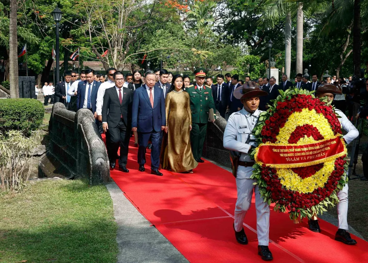 Tổng Bí thư, Chủ tịch nước Tô Lâm dâng hoa tại Tượng đài Chủ tịch Hồ Chí Minh ở Philippines - Ảnh 1.