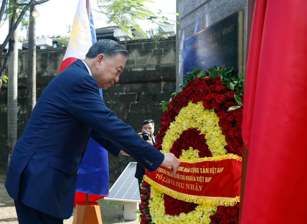 Tổng Bí thư, Chủ tịch nước Tô Lâm dâng hoa tại Tượng đài Chủ tịch Hồ Chí Minh ở Philippines - Ảnh 2.