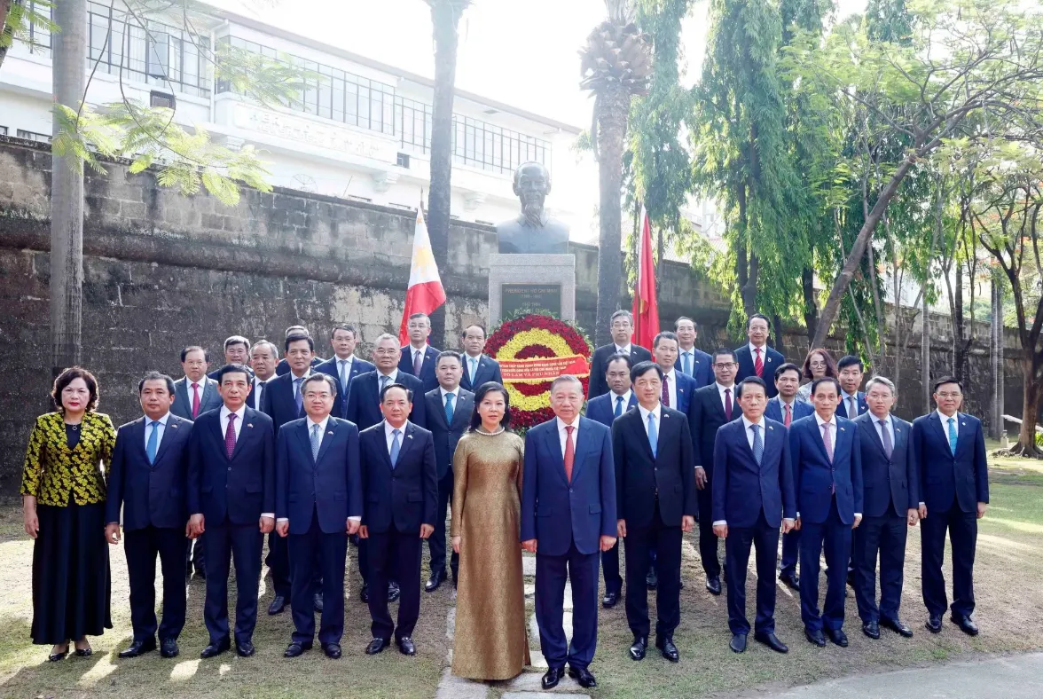 Tổng Bí thư, Chủ tịch nước Tô Lâm dâng hoa tại Tượng đài Chủ tịch Hồ Chí Minh ở Philippines - Ảnh 4.