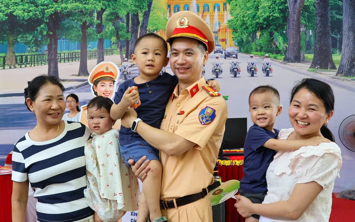 Nhiều gia đình check-in cùng các cán bộ CSGT tại gian trưng bày.