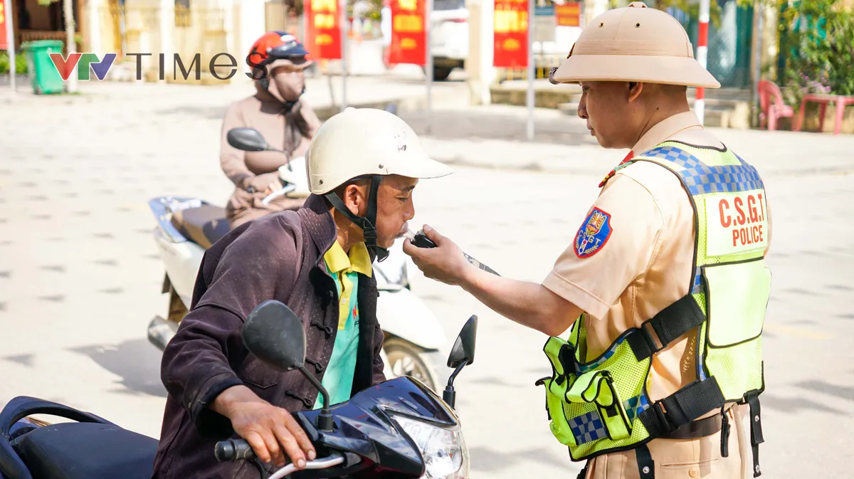 CSGT ph&aacute;t tờ rơi song ngữ, nhắc du kh&aacute;ch nước ngo&agrave;i l&aacute;i xe an to&agrave;n - Ảnh 1.
