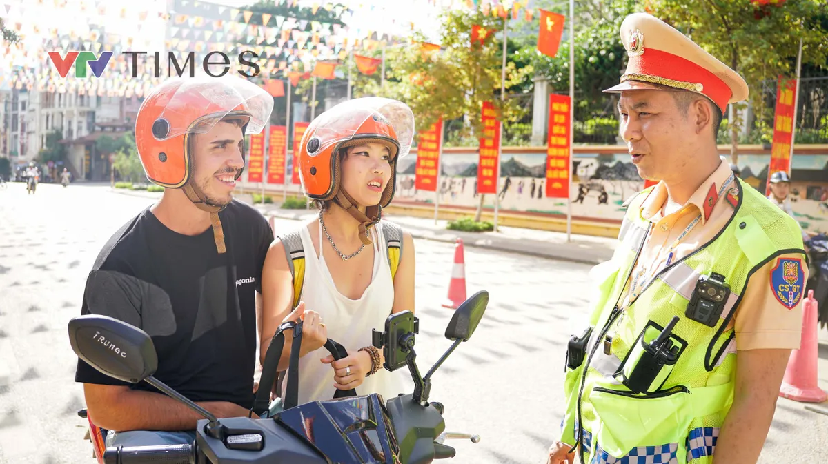 CSGT ph&aacute;t tờ rơi song ngữ, nhắc du kh&aacute;ch nước ngo&agrave;i l&aacute;i xe an to&agrave;n - Ảnh 2.