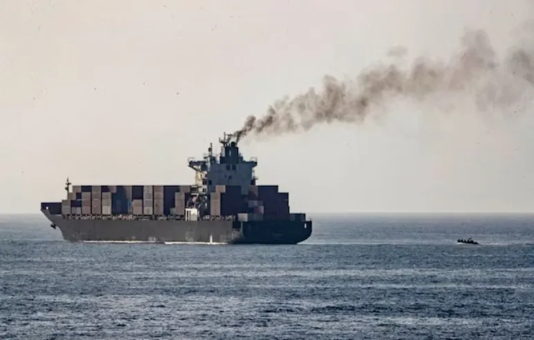 Tiêm kích Mỹ bắn tên lửa vào tàu chở hàng đang hướng đến Iran - Ảnh 1. Tiêm kích Mỹ bắn tên lửa vào tàu chở hàng đang hướng đến Iran - Ảnh 1.