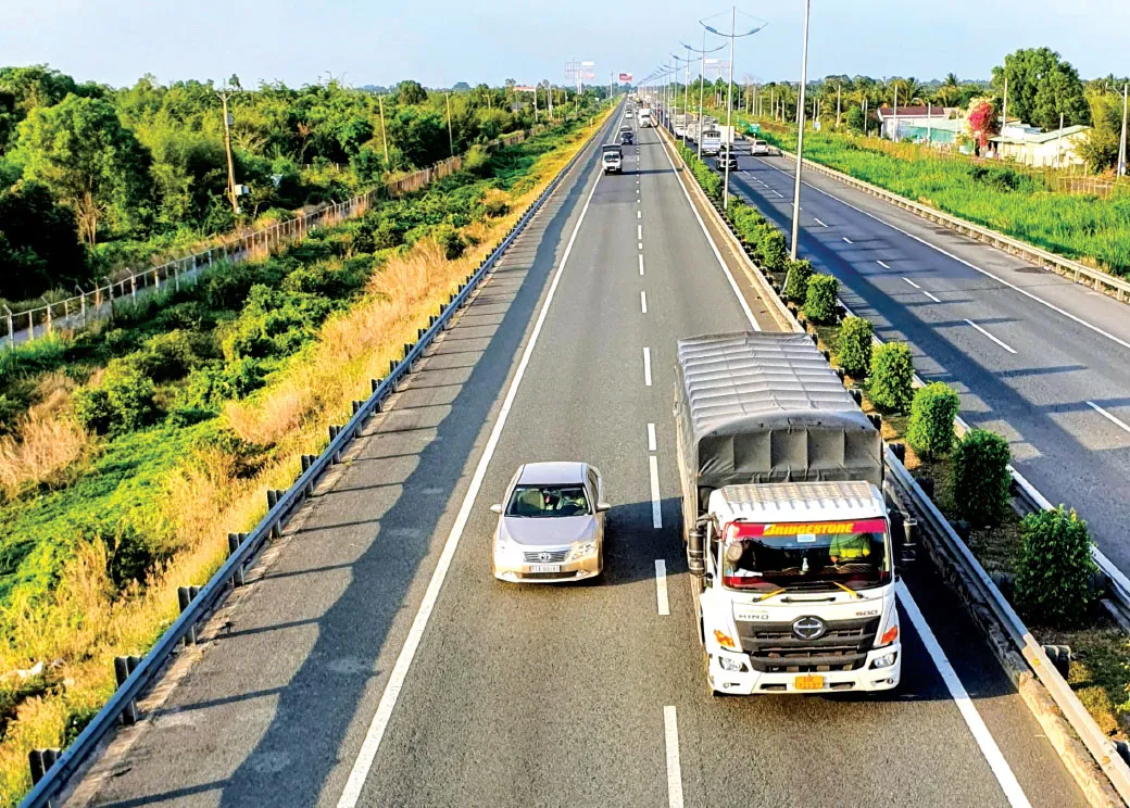 Khi logistics vẫn 'kẹt' trên đường bộ- Ảnh 1. Khi logistics vẫn 'kẹt' trên đường bộ- Ảnh 1.