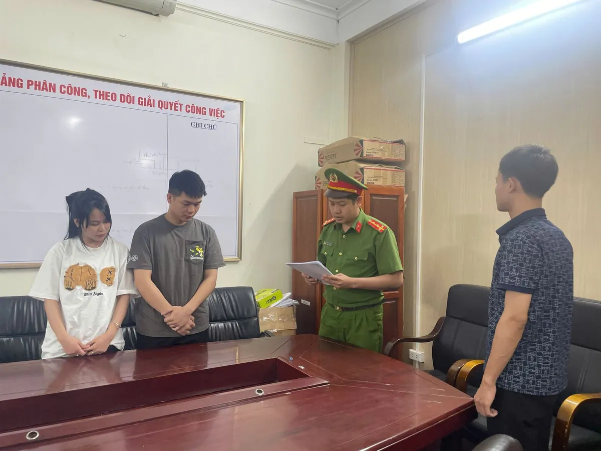 Khởi tố cặp đôi sản xuất, bán quần áo giả nhãn hiệu nổi tiếng trên TikTok - Ảnh 1.