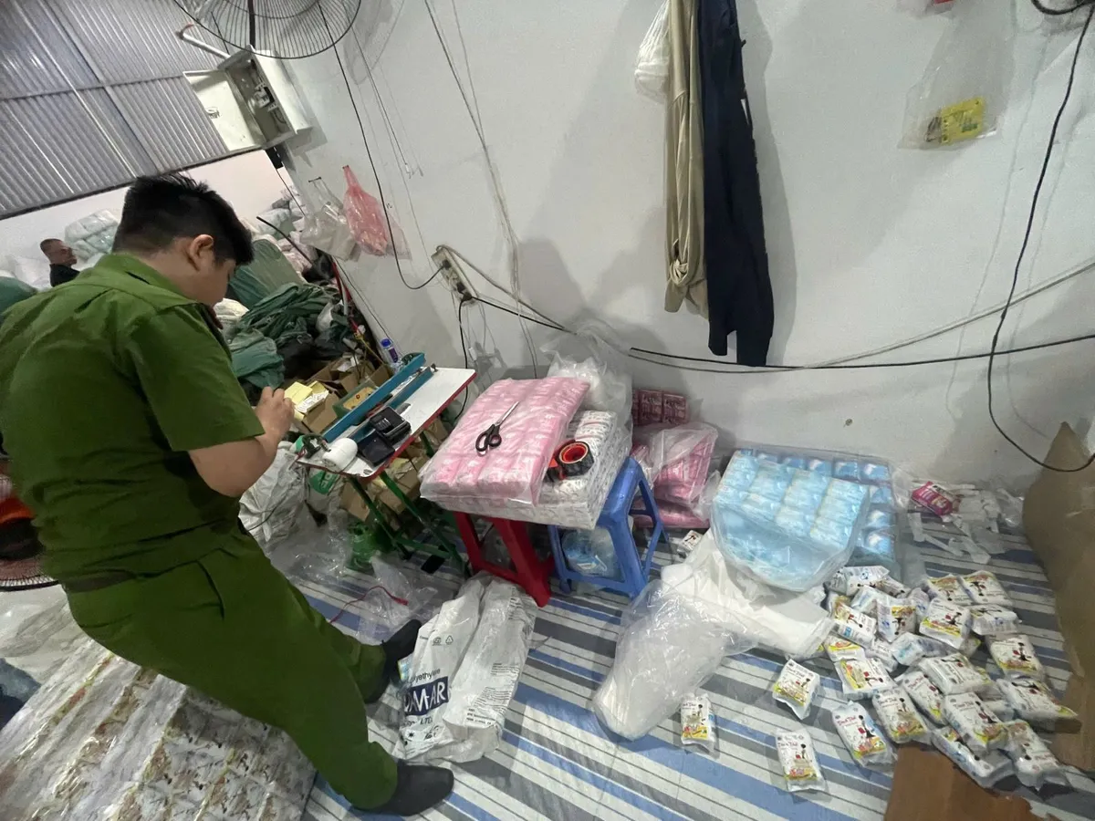 Triệt ph&aacute; kho sản xuất băng vệ sinh, t&atilde; bỉm giả quy m&ocirc; lớn tại Hưng Y&ecirc;n - Ảnh 2.