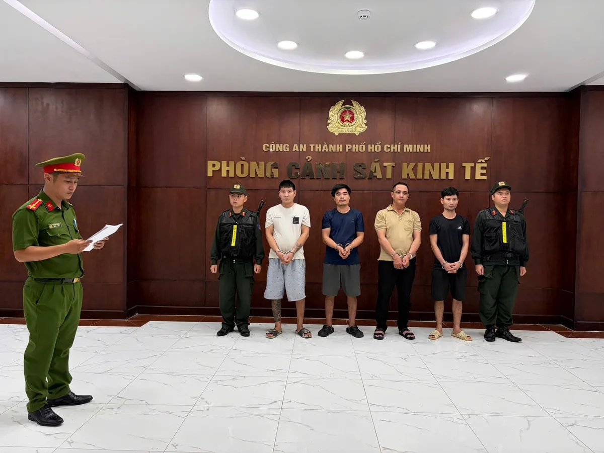 Khởi tố 4 bị can trong đường dây sản xuất giá đỗ sử dụng hóa chất cấm, tiêu thụ hơn 1.000 tấn ra thị trường- Ảnh 2. Khởi tố 4 bị can trong đường dây sản xuất giá đỗ sử dụng hóa chất cấm, tiêu thụ hơn 1.000 tấn ra thị trường- Ảnh 2.