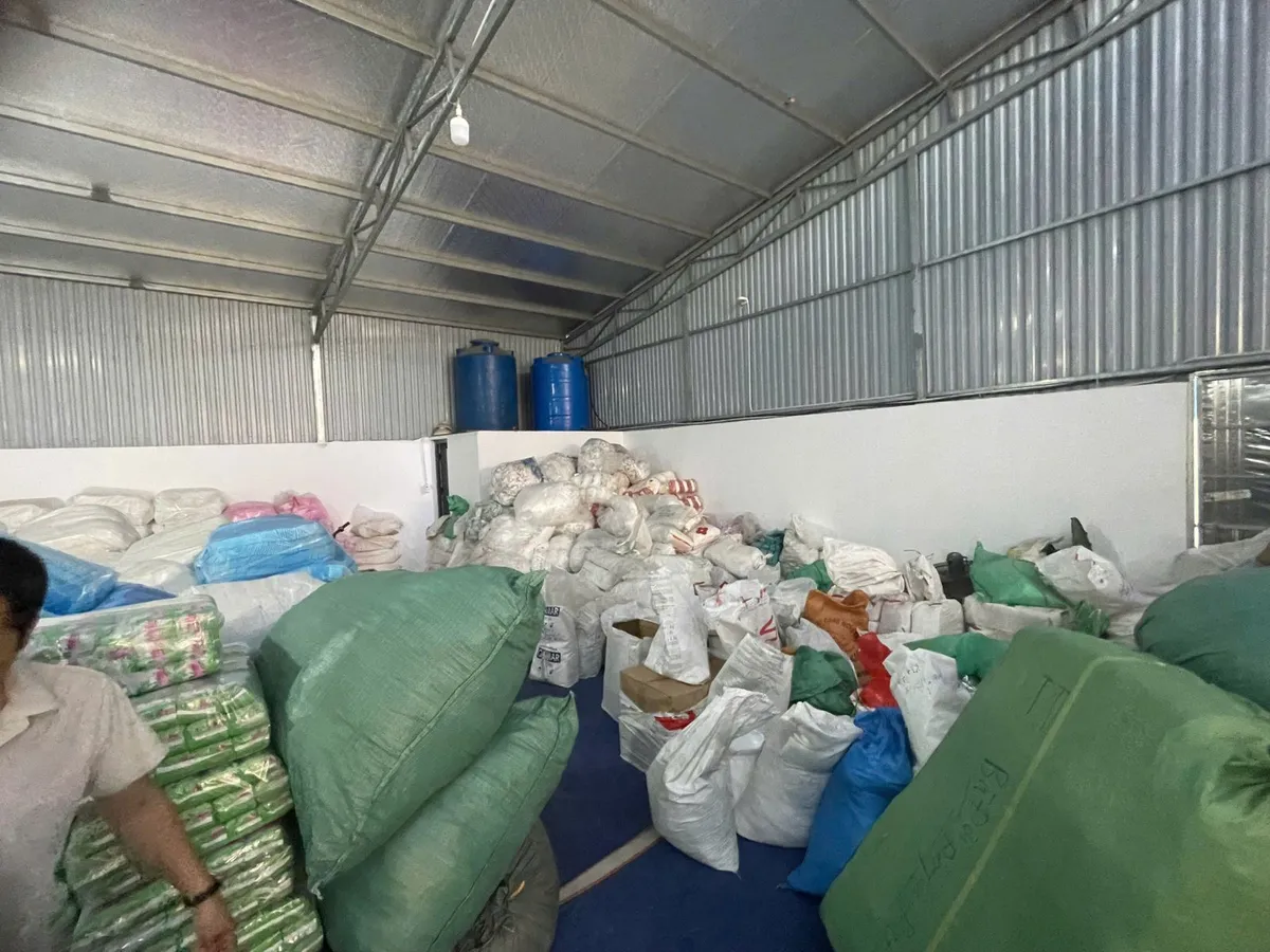 Triệt ph&aacute; kho sản xuất băng vệ sinh, t&atilde; bỉm giả quy m&ocirc; lớn tại Hưng Y&ecirc;n - Ảnh 3.