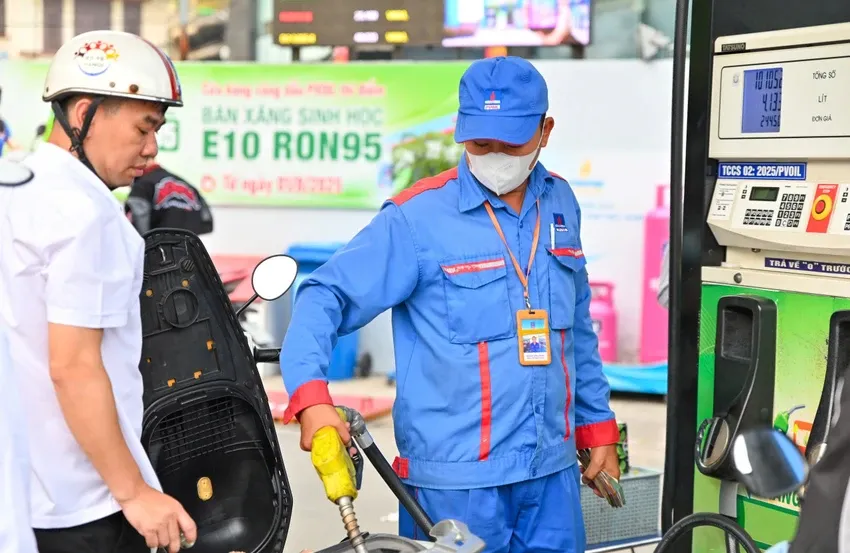 Bộ Công Thương yêu cầu các hãng xe chuẩn bị phương án hỗ trợ người dùng khi chuyển sang xăng E10- Ảnh 1. Bộ Công Thương yêu cầu các hãng xe chuẩn bị phương án hỗ trợ người dùng khi chuyển sang xăng E10- Ảnh 1.