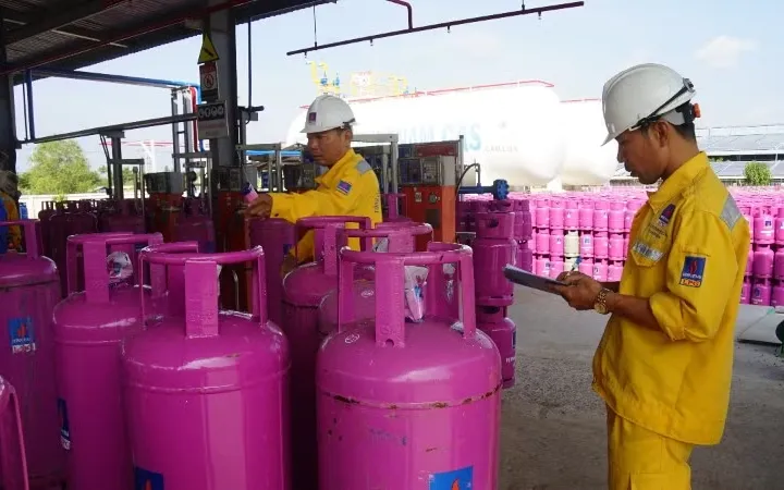Công nhân sang chiết gas tại trạm chiết Công ty cổ phần kinh doanh LPG Việt Nam (PV GAS LPG miền nam).