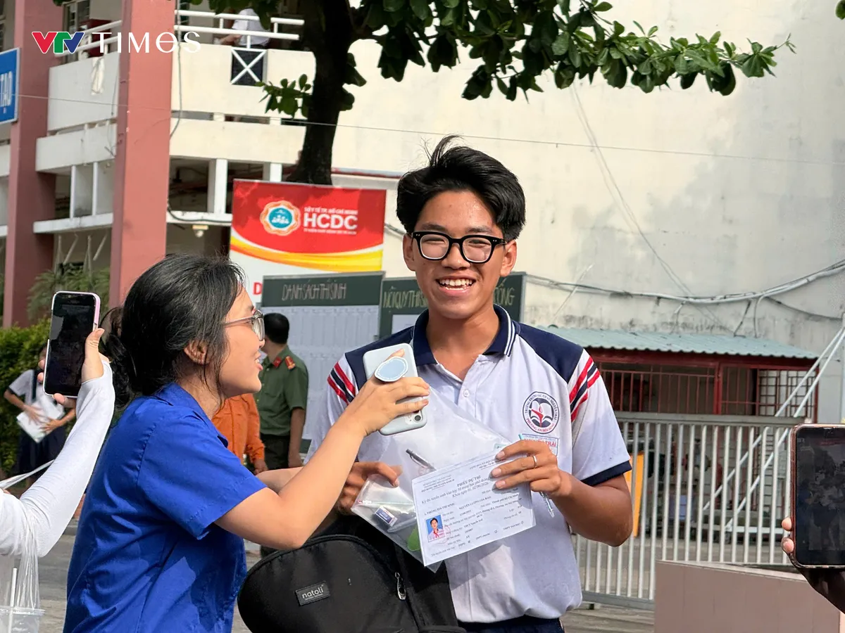 Đề thi Ngoại ngữ ở TP Hồ Chí Minh "dễ thở", nhiều thí sinh dự đoán đạt điểm cao 8, 9+- Ảnh 2. Đề thi Ngoại ngữ ở TP Hồ Chí Minh "dễ thở", nhiều thí sinh dự đoán đạt điểm cao 8, 9+- Ảnh 2.