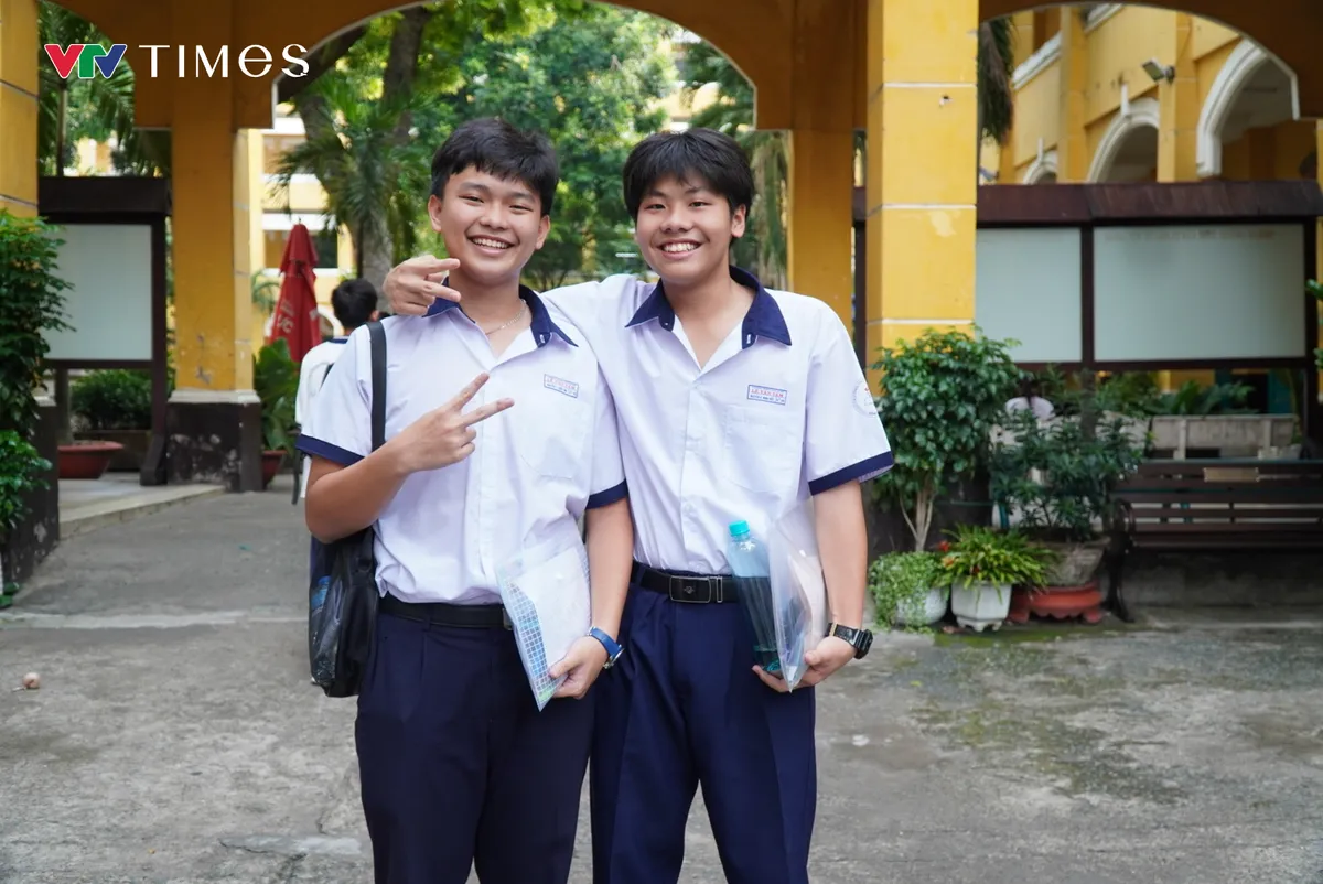 Đề thi Ngoại ngữ ở TP Hồ Chí Minh "dễ thở", nhiều thí sinh dự đoán đạt điểm cao 8, 9+- Ảnh 7. Đề thi Ngoại ngữ ở TP Hồ Chí Minh "dễ thở", nhiều thí sinh dự đoán đạt điểm cao 8, 9+- Ảnh 7.