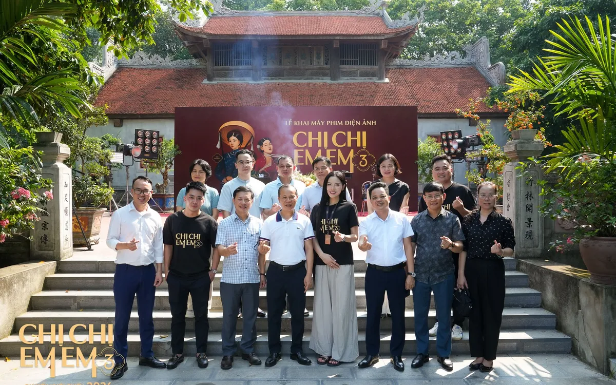 Ông Mai Sơn - Phó Chủ tịch UBND tỉnh Bắc Ninh - chụp ảnh cùng ekip phim trong buổi khai máy. (Ảnh: NVCC)
