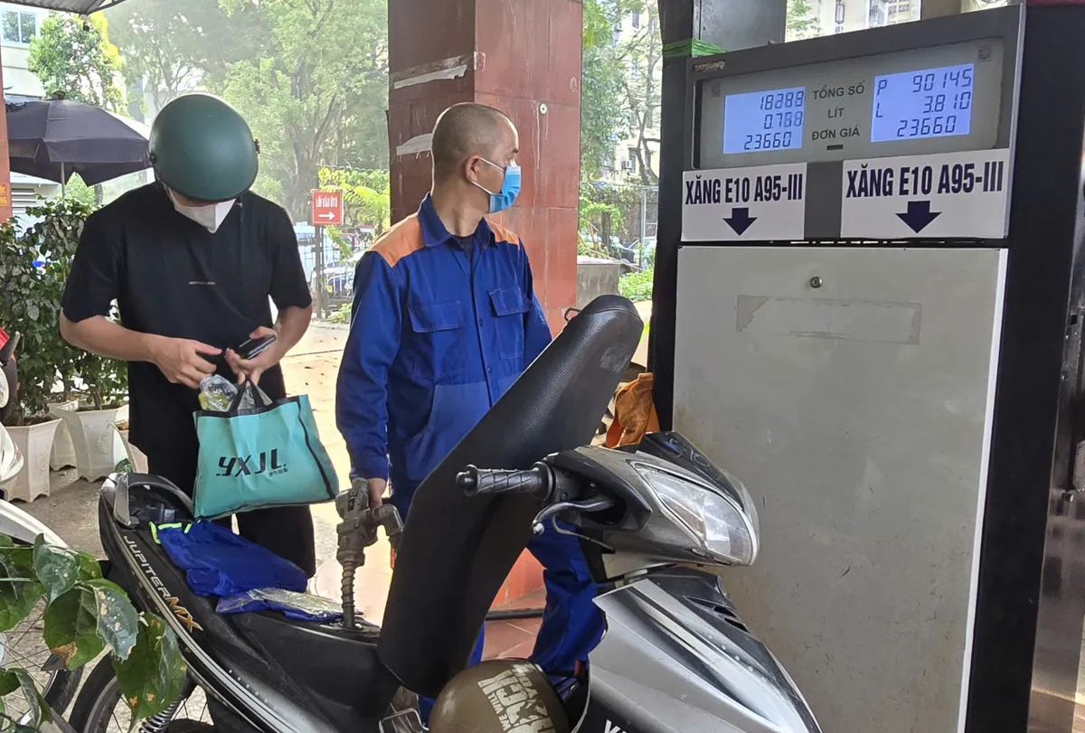 Ghi nhận ng&agrave;y đầu H&agrave; Nội th&iacute; điểm b&aacute;n xăng sinh học E10: Người d&acirc;n h&agrave;o hứng tiếp cận "nhi&ecirc;n liệu xanh" - Ảnh 4.