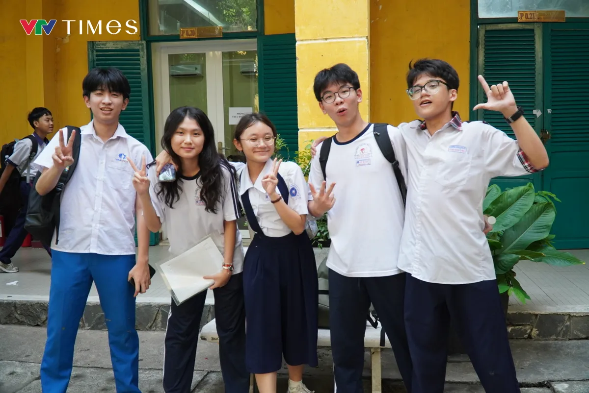 Đề thi Ngoại ngữ ở TP Hồ Chí Minh "dễ thở", nhiều thí sinh dự đoán đạt điểm cao 8, 9+- Ảnh 5. Đề thi Ngoại ngữ ở TP Hồ Chí Minh "dễ thở", nhiều thí sinh dự đoán đạt điểm cao 8, 9+- Ảnh 5.