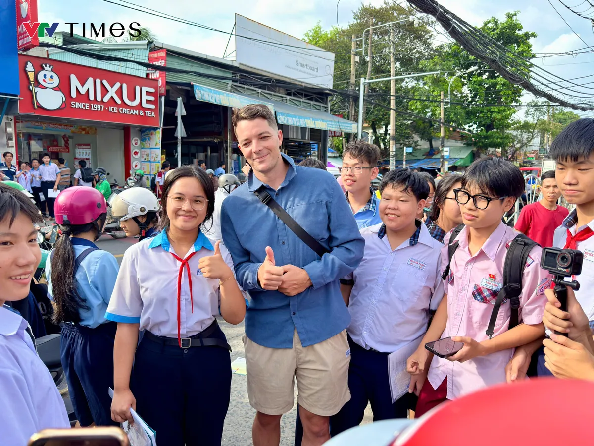 Đề thi Ngoại ngữ ở TP Hồ Chí Minh "dễ thở", nhiều thí sinh dự đoán đạt điểm cao 8, 9+- Ảnh 4. Đề thi Ngoại ngữ ở TP Hồ Chí Minh "dễ thở", nhiều thí sinh dự đoán đạt điểm cao 8, 9+- Ảnh 4.