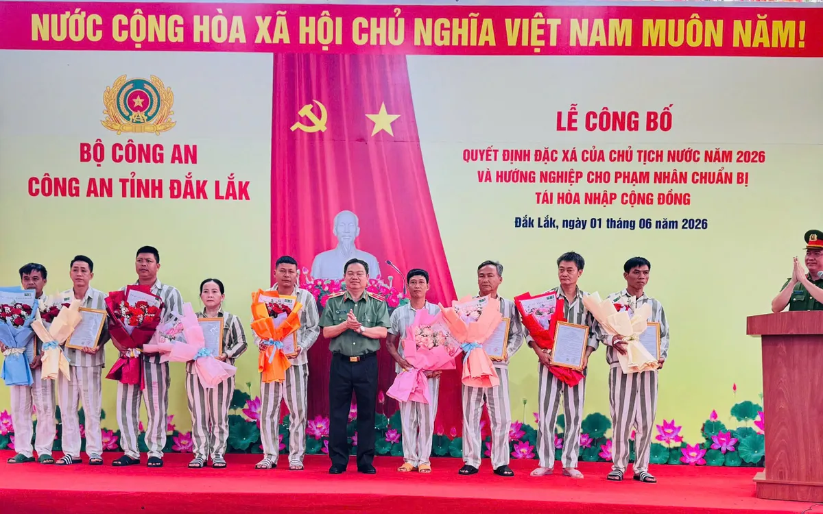 Giám đốc Công an tỉnh Đắk Lắk- Thiếu tướng Phan Thanh Tám trao quyết định đặc xá cho các phạm nhân.