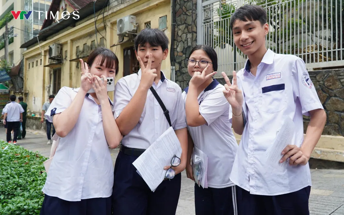 Thí sinh vui vẻ sau khi hoàn thành bài thi đầu tiên - môn Ngữ văn (Ảnh: Thu Trang)