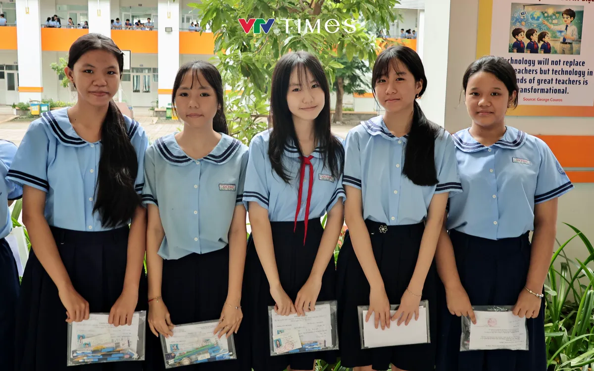 Các học sinh tại Điểm thi Trường THCS Trần Quốc Toản (phường Bình Trưng).