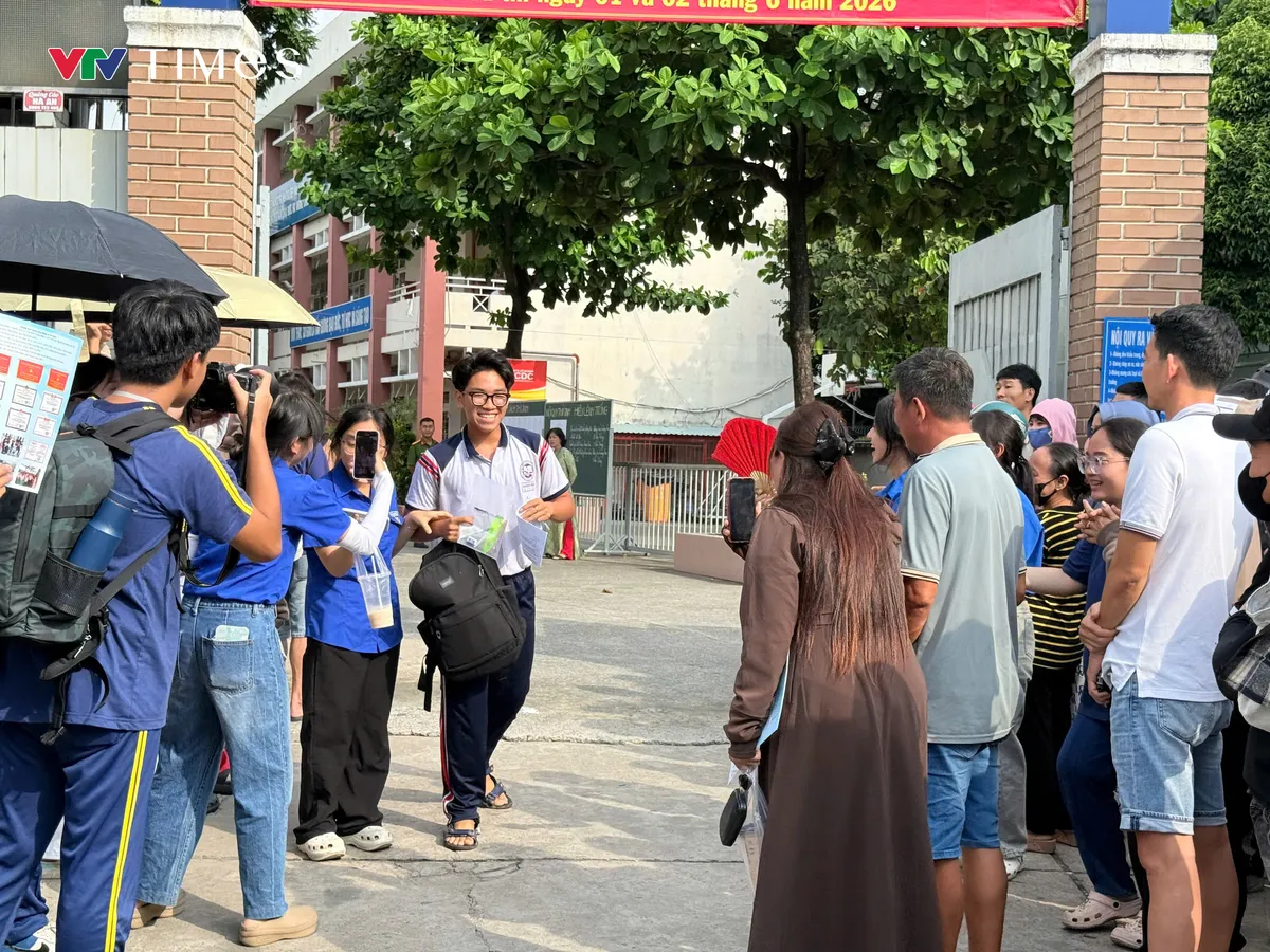 Đề thi Ngoại ngữ ở TP Hồ Chí Minh "dễ thở", nhiều thí sinh dự đoán đạt điểm cao 8, 9+- Ảnh 1. Đề thi Ngoại ngữ ở TP Hồ Chí Minh "dễ thở", nhiều thí sinh dự đoán đạt điểm cao 8, 9+- Ảnh 1.