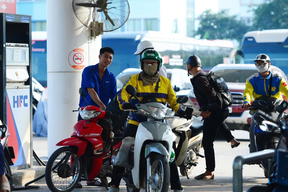 Ghi nhận ng&agrave;y đầu H&agrave; Nội th&iacute; điểm b&aacute;n xăng sinh học E10: Người d&acirc;n h&agrave;o hứng tiếp cận "nhi&ecirc;n liệu xanh" - Ảnh 9.