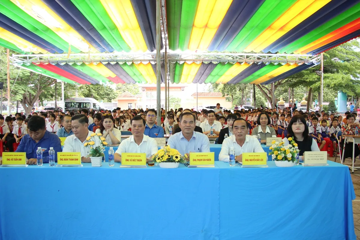 Hơn 100 triệu đồng tiếp sức cho học sinh nghèo trong Tháng hành động vì trẻ em- Ảnh 2. Hơn 100 triệu đồng tiếp sức cho học sinh nghèo trong Tháng hành động vì trẻ em- Ảnh 2.