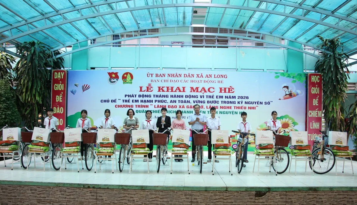 Hơn 100 triệu đồng tiếp sức cho học sinh nghèo trong Tháng hành động vì trẻ em- Ảnh 3. Hơn 100 triệu đồng tiếp sức cho học sinh nghèo trong Tháng hành động vì trẻ em- Ảnh 3.