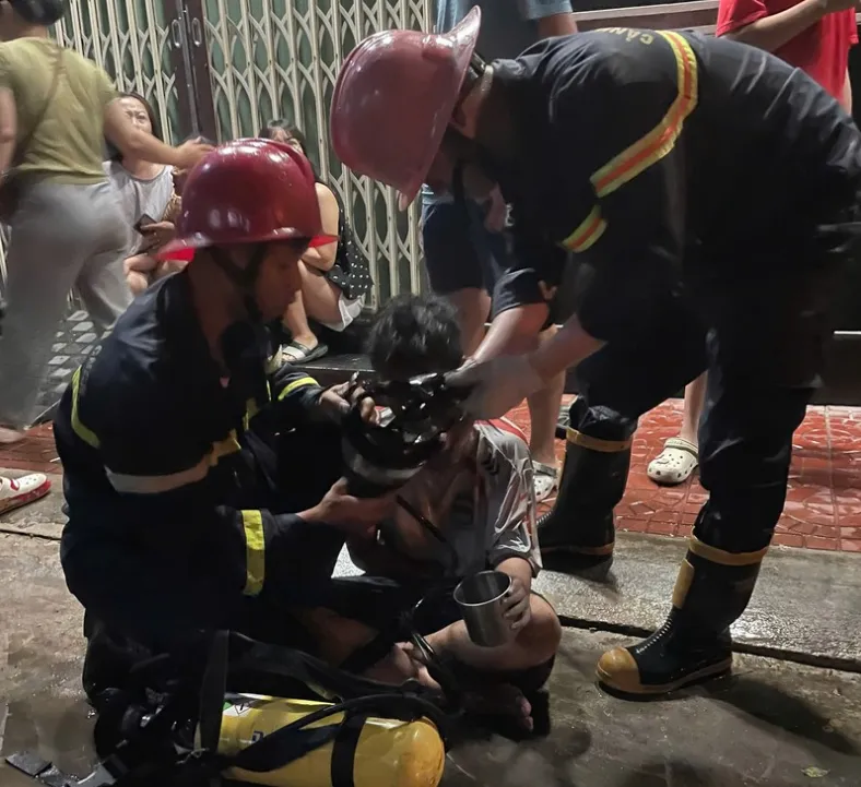Kịp thời giải cứu 2 cháu bé mắc kẹt trong đám cháy lớn- Ảnh 1. Kịp thời giải cứu 2 cháu bé mắc kẹt trong đám cháy lớn- Ảnh 1.