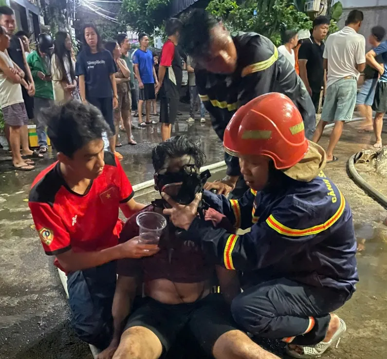 Kịp thời giải cứu 2 cháu bé mắc kẹt trong đám cháy lớn- Ảnh 2. Kịp thời giải cứu 2 cháu bé mắc kẹt trong đám cháy lớn- Ảnh 2.