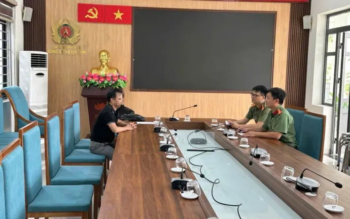 Cán bộ Công an xã làm việc với trường hợp vi phạm