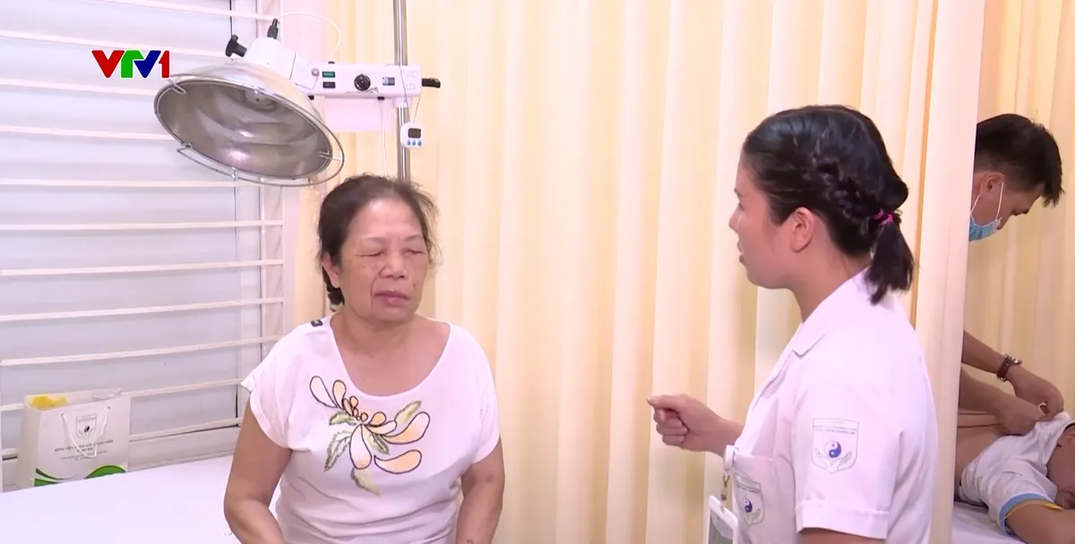 Gia tăng tình trạng liệt mặt, méo miệng do sốc nhiệt trong mùa nắng nóng - Ảnh 1.