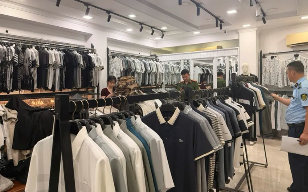 Lực lượng chức năng kiểm tra cơ sở kinh doanh vi phạm tại Hà Nội - Ảnh: DMS